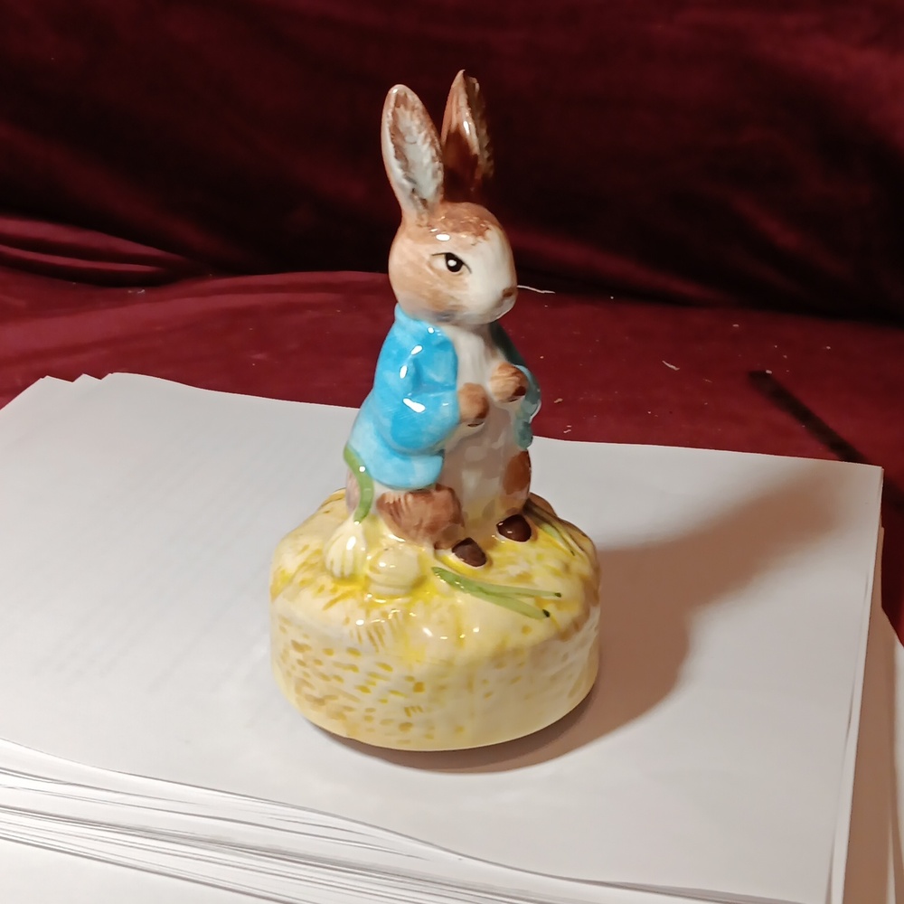 Beatrix Potter Mrs Rabbit Musical Figurine - Picture 3 of 5